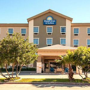 Days Inn & Suites By Wyndham San Antonio Near Frost Bank Center Exterior photo