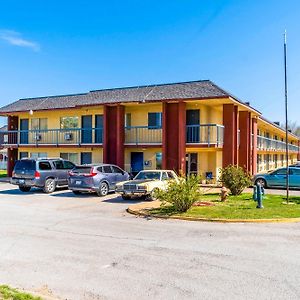 Castle Inn & Suites By Oyo Chickasha Exterior photo
