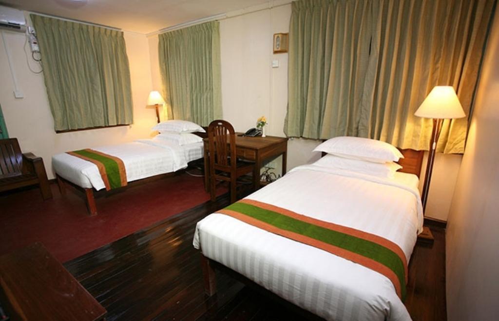 Hotel June Business Bed Breakfast Yangon Zimmer foto