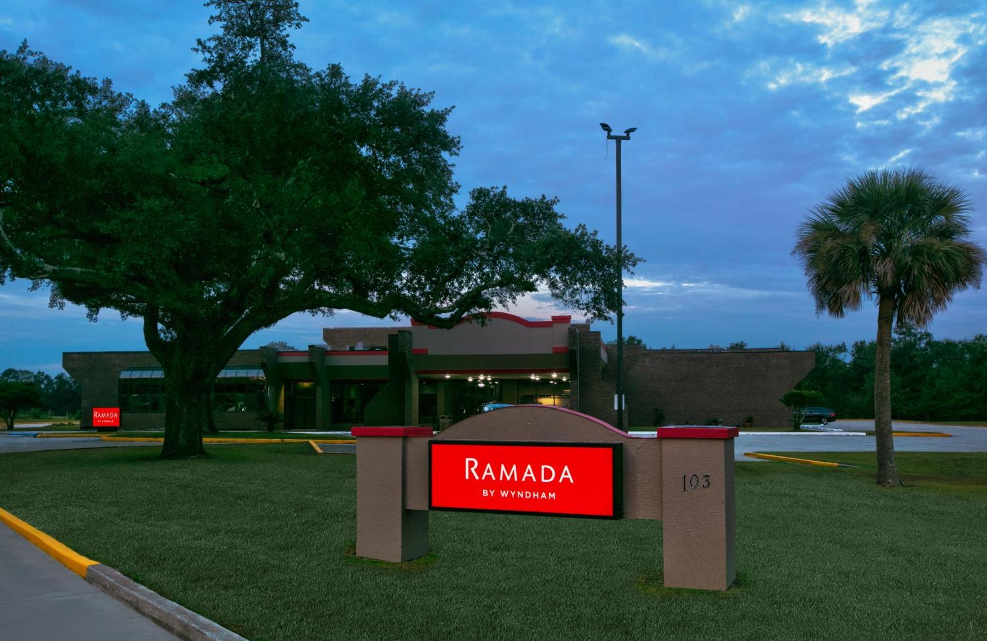 Motel Ramada By Wyndham Gulfport I-10 Diamondhead Exterior foto
