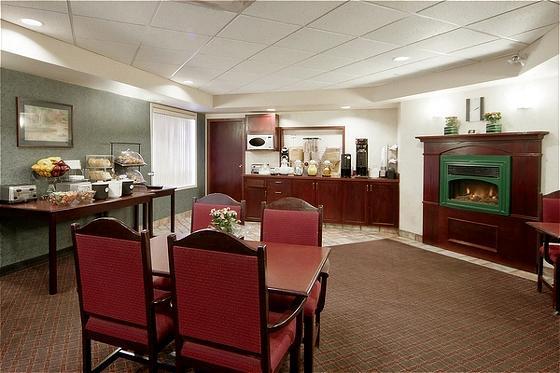 Comfort Inn & Suites Airport South YYC Restaurant foto