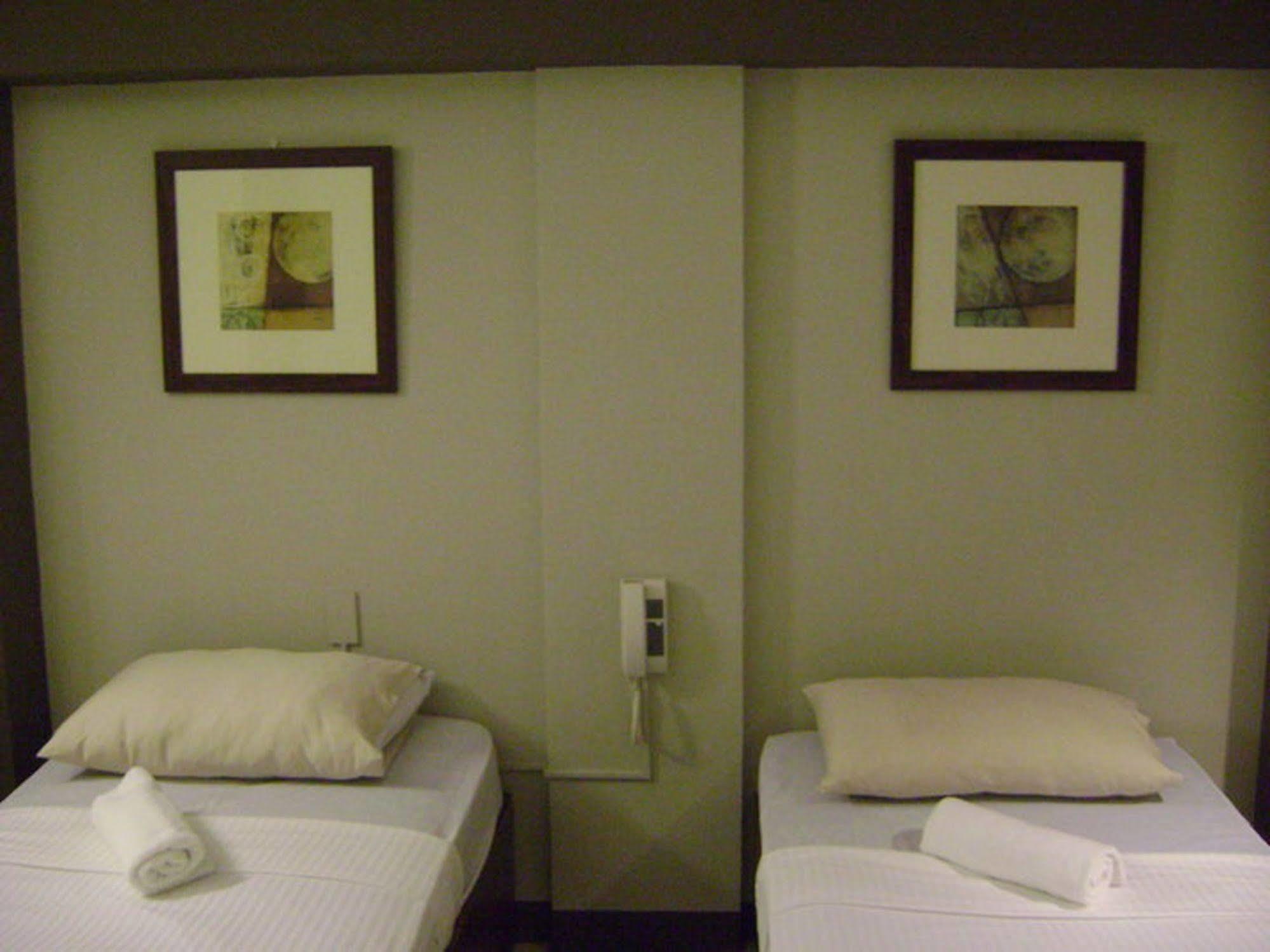 Metro Room Budget Hotel Philippines Quezon City Exterior foto